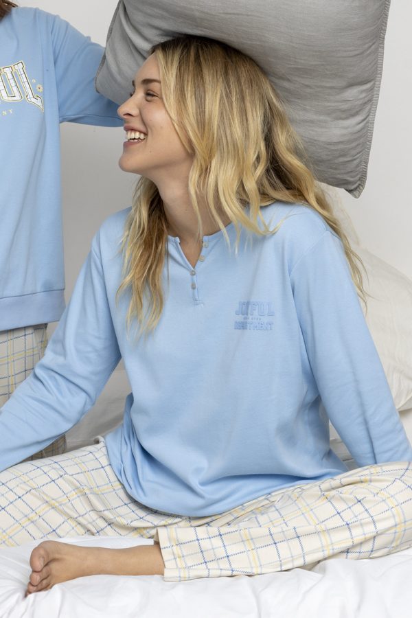 Pijama de Mujer Admas: Conjunto de Camiseta de Manga Larga en Azul Celeste con Detalle modelo 63624