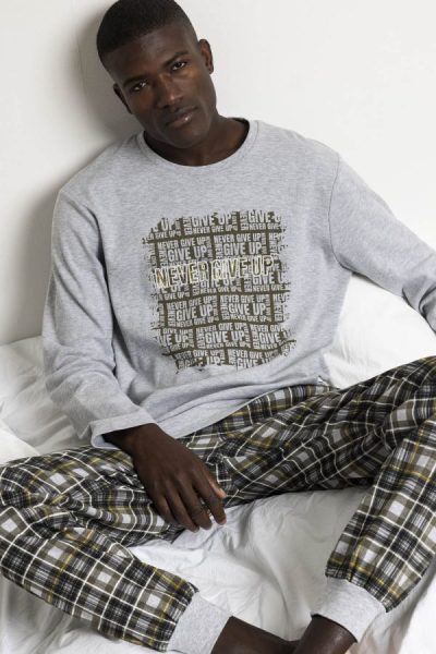 Pijama de Hombre ADMAS “Never Give Up” – Comodidad, estilo y motivación para tus noches de descanso | Tejido suave, diseño moderno y envío en 24 horas modelo 63750 talla m y xl - Imagen 3