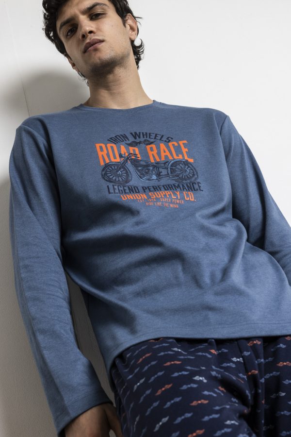 Pijama de Hombre ADMAS “ROAD RACE” 🏁 – Estilo motero, comodidad y diseño moderno para noches llenas de confort | Camiseta azul con estampado de moto y pantalón largo estampado | Envío en 24 h y GRATIS desde 70 € 🚀 modelo 63754 - Imagen 3
