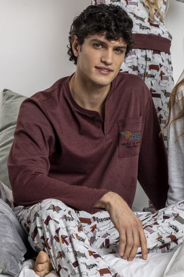 Pijama de Hombre Admas de Invierno con Camiseta Granate de Manga Larga y Pantalón Estampado de Perros – Suavidad, Estilo y Comodidad para Tus Noches Más Cálidas 🌙🐶 modelo 63798 - Imagen 4