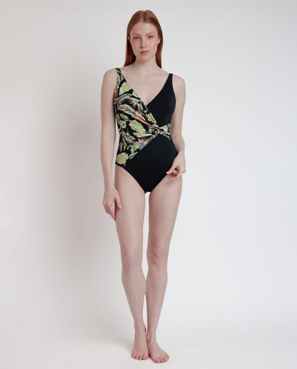 Descubre la elegancia en cada ola con el bañador Admas modelo 11458 – Donde la moda y el confort se encuentran