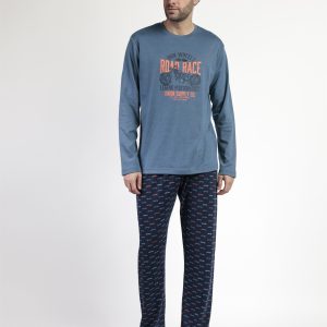 Pijama de Hombre ADMAS “ROAD RACE” 🏁 – Estilo motero, comodidad y diseño moderno para noches llenas de confort | Camiseta azul con estampado de moto y pantalón largo estampado | Envío en 24 h y GRATIS desde 70 € 🚀 modelo 63754