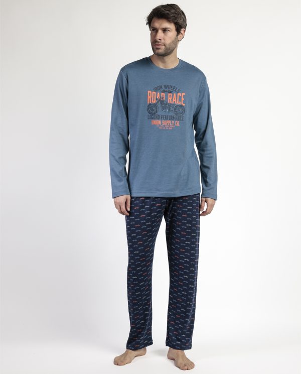 Pijama de Hombre ADMAS “ROAD RACE” 🏁 – Estilo motero, comodidad y diseño moderno para noches llenas de confort | Camiseta azul con estampado de moto y pantalón largo estampado | Envío en 24 h y GRATIS desde 70 € 🚀 modelo 63754