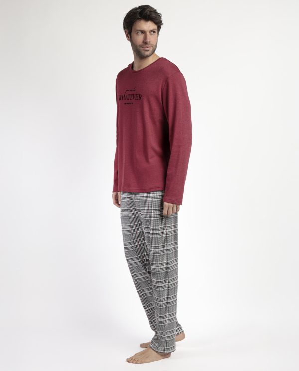 Pijama de Hombre ADMAS “WHATEVER” ❤️ – Camiseta burdeos con mensaje inspirador y pantalón largo de cuadros elegante | Comodidad, estilo y actitud para tus noches de descanso 💤 | Envío en 24 h y GRATIS desde 70 € 🚀 modelo 63763 talla l y xl - Imagen 3