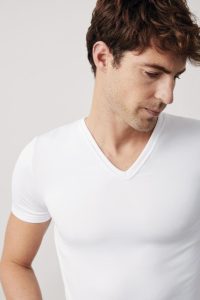 camiseta térmica hombre cuello V