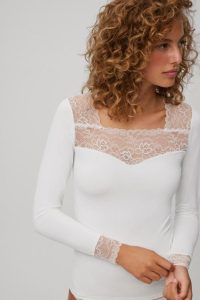 camiseta básica mujer con encaje
